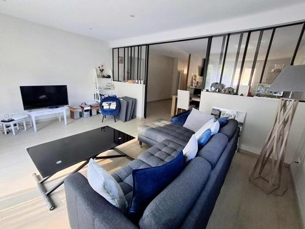 Maison contemporaine rénovée, prête à vivre, avec piscine, garage et panneaux solaires