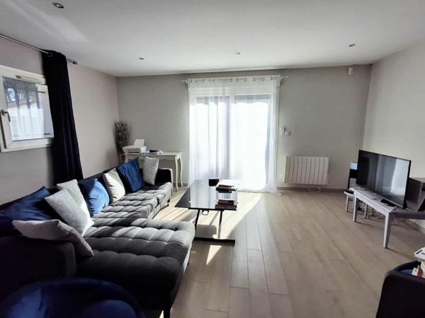 Maison contemporaine rénovée, prête à vivre, avec piscine, garage et panneaux solaires