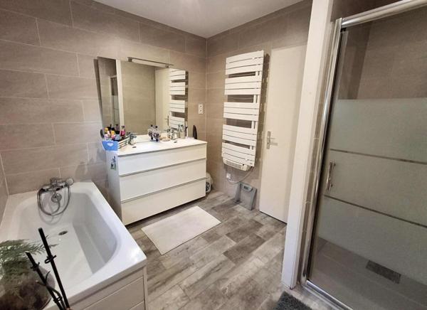 Maison contemporaine rénovée, prête à vivre, avec piscine, garage et panneaux solaires