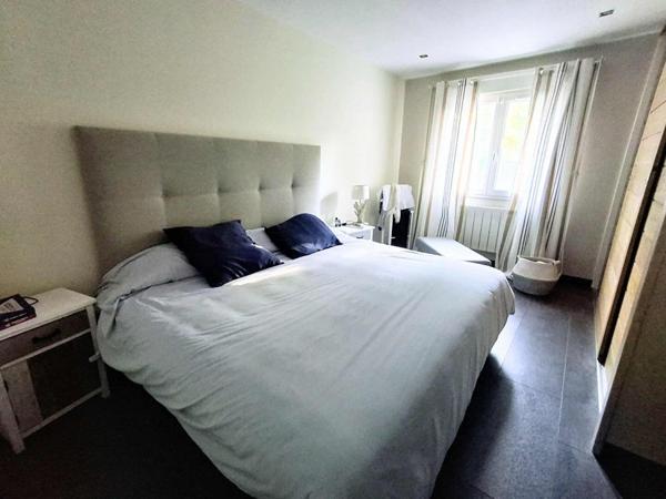 Maison contemporaine rénovée, prête à vivre, avec piscine, garage et panneaux solaires