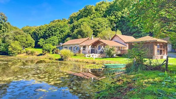 Maison de plain-pied avec étang et terrain de plus d’un hectare