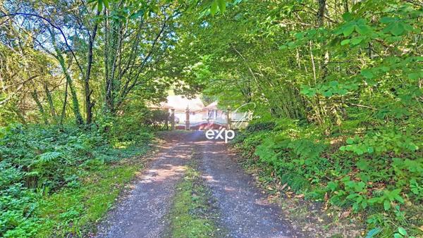 Maison de plain-pied avec étang et terrain de plus d’un hectare