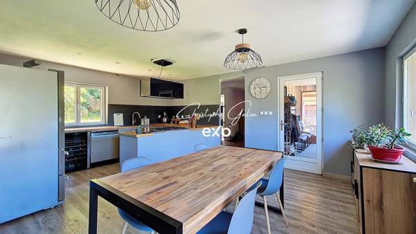 Maison de plain-pied avec étang et terrain de plus d’un hectare