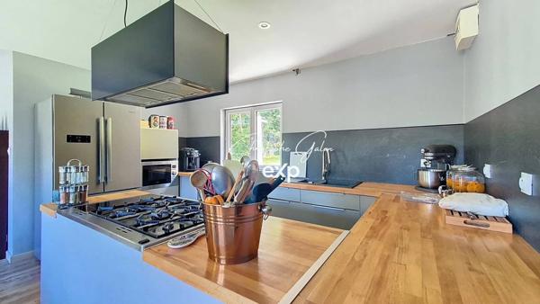 Maison de plain-pied avec étang et terrain de plus d’un hectare