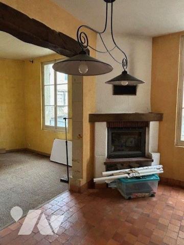 MAISON A VENDRE BAUGE EN ANJOU
Commerces, services, écoles...
Maison ancienne située centre d...