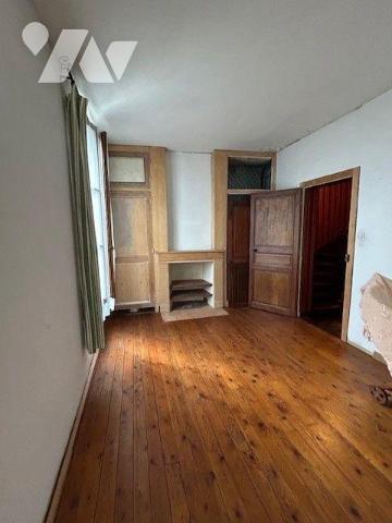 MAISON A VENDRE BAUGE EN ANJOU
Commerces, services, écoles...
Maison ancienne située centre d...