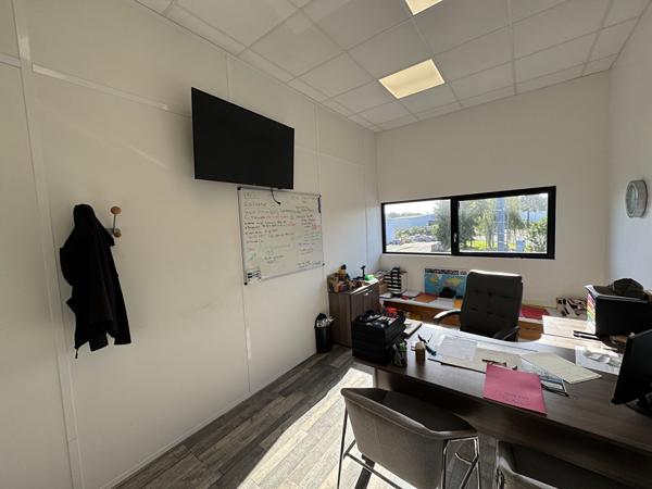 A LOUER : Très beau local d'activité 400 m2, comme neuf - SAINT-HERBLAIN : DIVISIBLE en 2