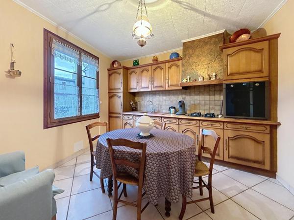 Maison de ville avec jardin, studio indépendant et grand garage