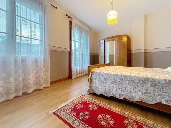 Maison de ville avec jardin, studio indépendant et grand garage