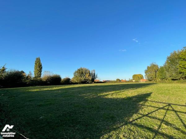 Terrain à bâtir à vendre à AIRE-SUR-LA-LYS dans le Pas-de-Calais (62).

Dans le hameau de HOU...