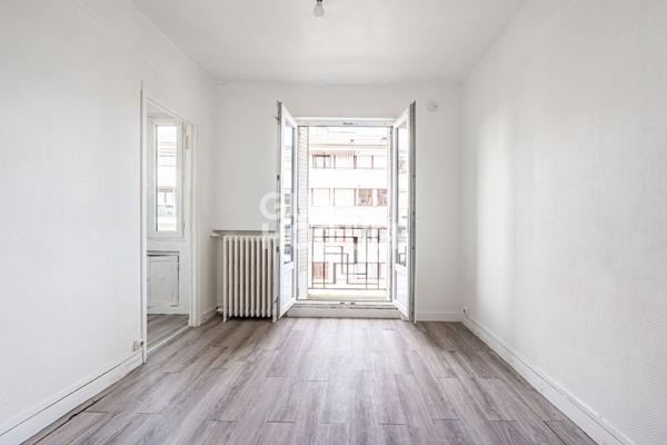 STUDIO AVEC BALCON EN DERNIER ETAGE