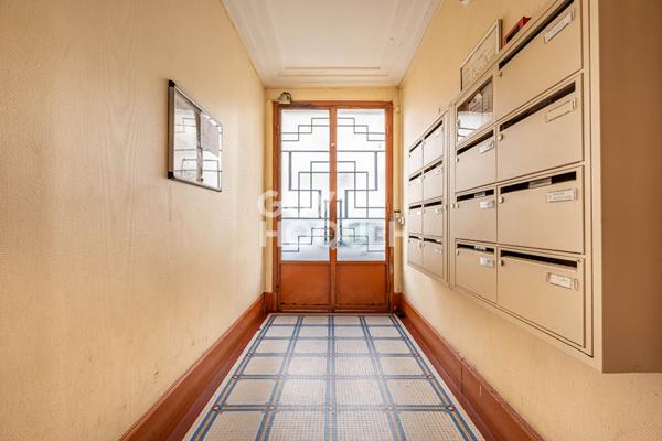 STUDIO AVEC BALCON EN DERNIER ETAGE