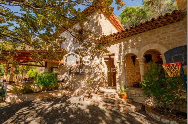 BATISSE PROVENCALE AVEC ROOFTOP ET PISCINE