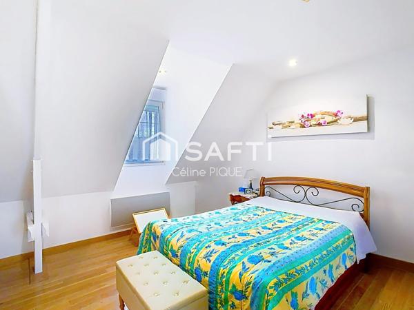 Maison 3 chambres et 3 salles de bain, dépendance accolée et garage.