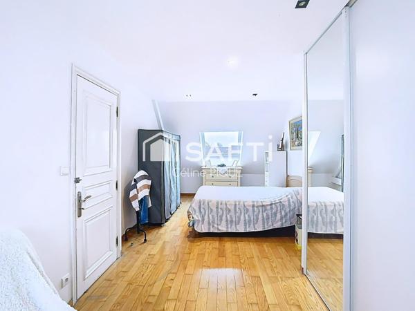 Maison 3 chambres et 3 salles de bain, dépendance accolée et garage.