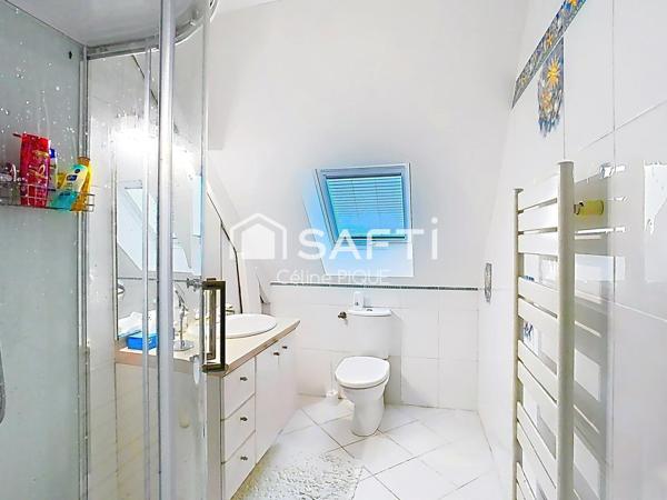 Maison 3 chambres et 3 salles de bain, dépendance accolée et garage.