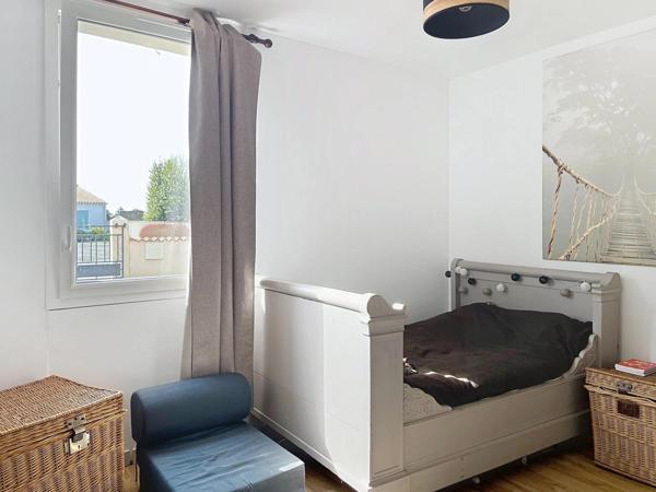 Située centre bourg, proche mer