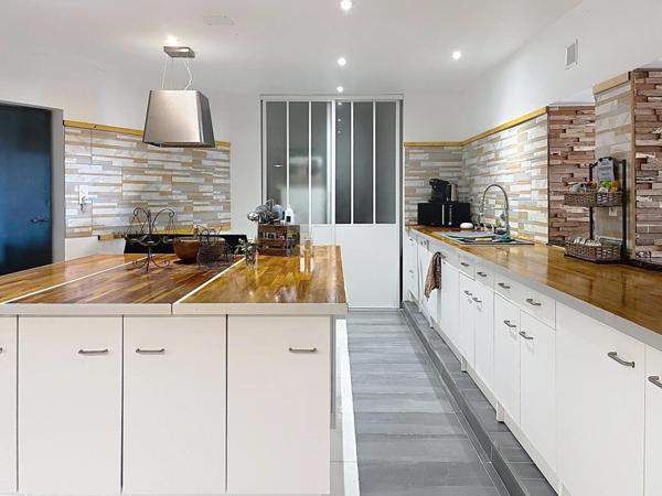 Située centre bourg, proche mer