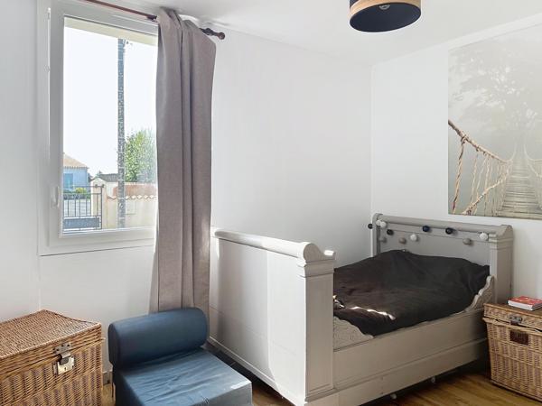 Située centre bourg, proche mer