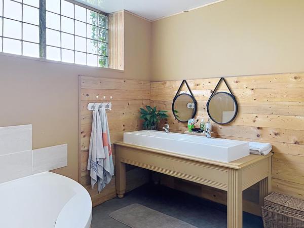 Située centre bourg, proche mer