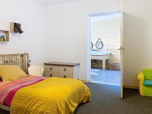 Située centre bourg, proche mer