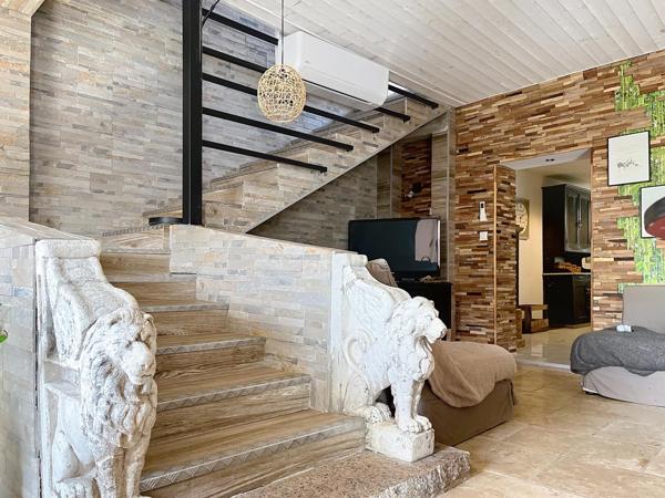 Située centre bourg, proche mer