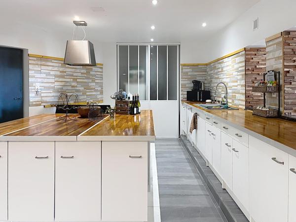 Située centre bourg, proche mer