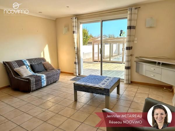 Maison 2 chambres avec double garage et piscine sur parcelle de 540 m²