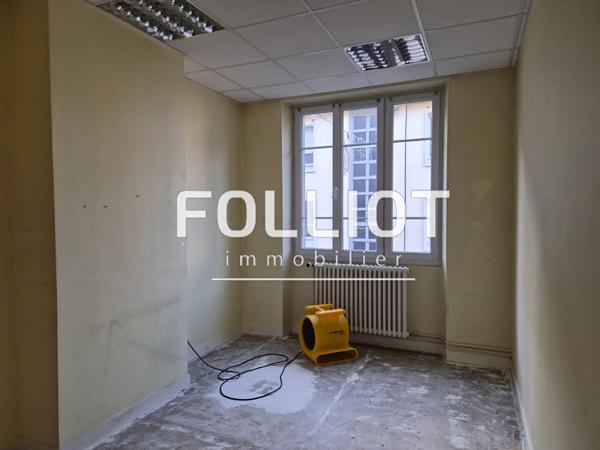 A LOUER - centre ville de VIRE - LOCAL COMMERCIAL de 115 m² AVEC BEL EMPLACEMENT