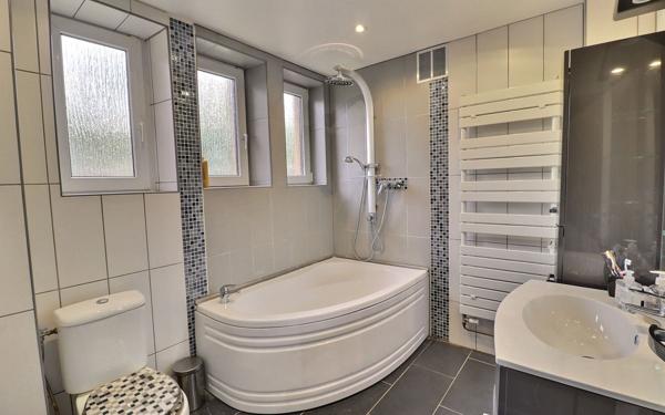 Maison à vendre    5 pièces •  OEting