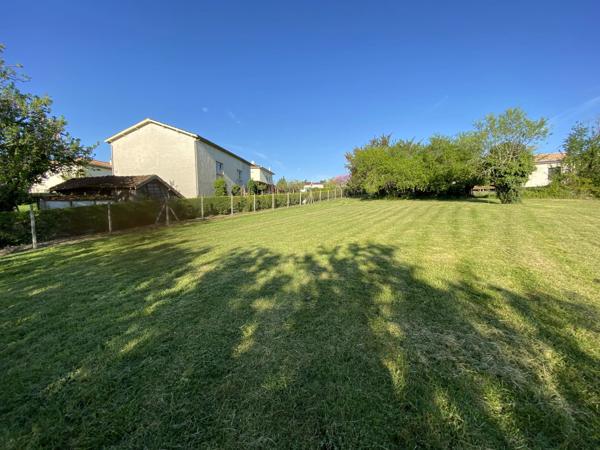 Beau terrain idéalement situé dans la bastide de Monflanquin
