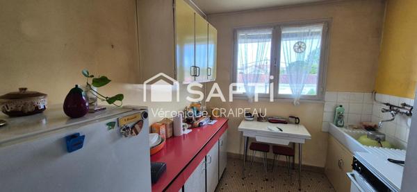 Appartement de type T4 avec 3 chambres, cave et garage proche haras/pentagone, école primaire et arrêt de bus