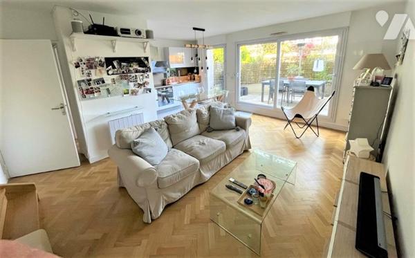 A 2 PAS DU RER ROBINSON, DE LA RUE HOUDAN ET DE SES NOMBREUX COMMERCES.
APPARTEMENT AVEC TERRASSE !