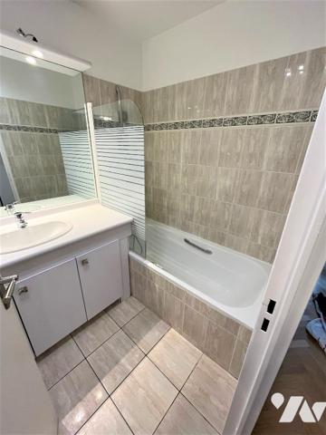 A 2 PAS DU RER ROBINSON, DE LA RUE HOUDAN ET DE SES NOMBREUX COMMERCES.
APPARTEMENT AVEC TERRASSE !