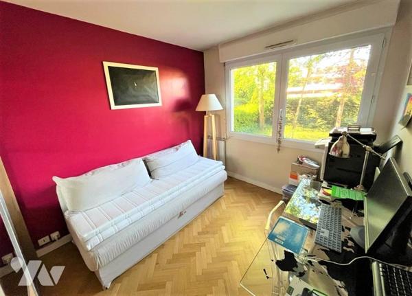 A 2 PAS DU RER ROBINSON, DE LA RUE HOUDAN ET DE SES NOMBREUX COMMERCES.
APPARTEMENT AVEC TERRASSE !