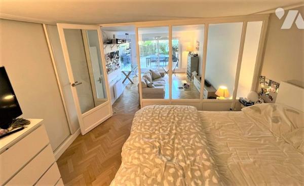 A 2 PAS DU RER ROBINSON, DE LA RUE HOUDAN ET DE SES NOMBREUX COMMERCES.
APPARTEMENT AVEC TERRASSE !