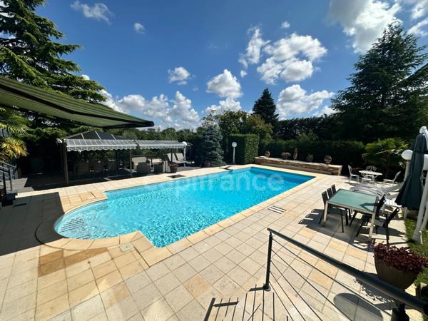 Maisons sur sous sol à vendre 7 pièces AUXERRE (89) de 167 m2 plus 94 m2 pour l'autre maison - piscine terrain