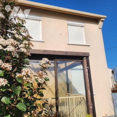 Maison familiale avec garage, jardin clos et véranda