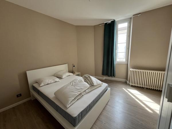 Maison à louer 1 200 € CC Angoulême 7 p 171 m² DPE D
