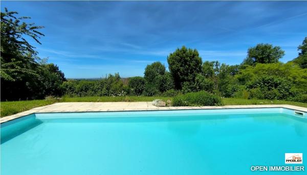 Maison en pierre avec piscine chauffée, jardin, grange