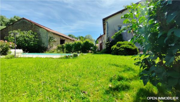 Maison en pierre avec piscine chauffée, jardin, grange