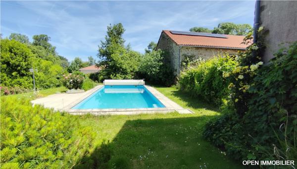 Maison en pierre avec piscine chauffée, jardin, grange