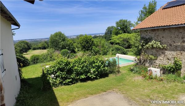 Maison en pierre avec piscine chauffée, jardin, grange