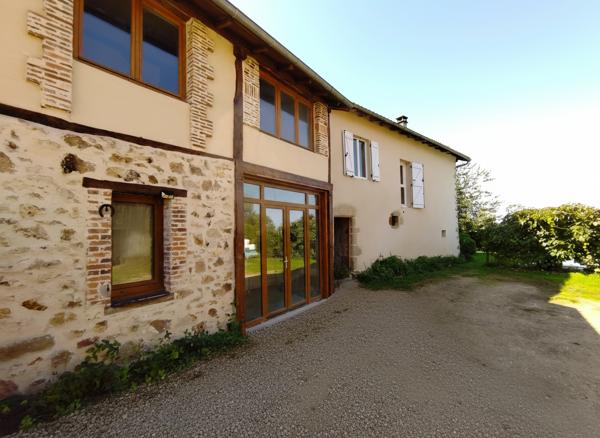 Maison en pierre avec piscine chauffée, jardin, grange