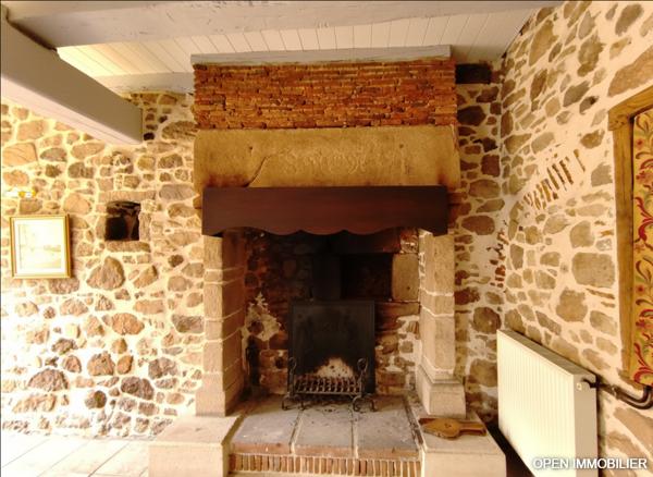 Maison en pierre avec piscine chauffée, jardin, grange
