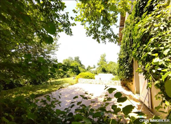 Maison en pierre avec piscine chauffée, jardin, grange