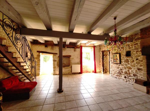 Maison en pierre avec piscine chauffée, jardin, grange