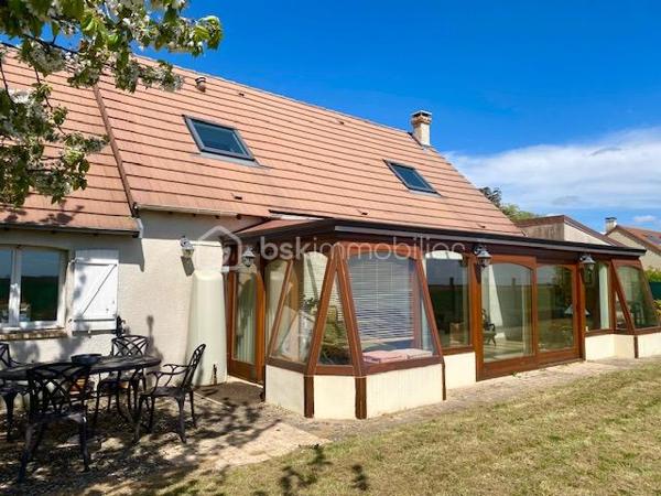 Située sur la commune de Saint-Escobille, à 10' d'Etampes, de Dourdan et d'Angerville.
Venez la découvrir avec ses 4 chambres et son grand terrain paysager de 1000 m², 
Construite en 1996, elle vous séduira par ses matériaux de qualité, son design moderne, et son exposition Sud, inondant les pièces de lumière naturelle. Un vrai coup de cœur !

La commune fait partie de la communauté d'agglomération d'Etampes. Vous êtes à 40' de Paris par le train.
La maison fait partie d'un des plus joli lotissements de la commune en bout de rue et avec la vue sur les champs !
Le jardin est bien dimensionné tout autour de la maison, sans vis à vis.

L'entrée de la maison s'ouvre sur la pièce de vie avec le salon, la salle à manger et la grande véranda de 26 m². L'espace d'environ 65 m² est l'espace à vivre par excellence, traversant et ouvrant sur la totalité du jardin.
La cuisine indépendante joliment équipée et aménagée, fonctionnelle et esthétique, est complétée par une buanderie.
On trouve également au rdc une suite parentale avec sauna, un WC et un accès pour le garage.

À l'étage, l’espace nuit se compose de 3 chambres, dont une superbe chambre traversante de 30 m², et 2 autres chambres de 13 m².
Chaque pièce est décorée avec soin. Une salle de bain de 9 m², équipée d'une grande baignoire et d'un WC, complète cet étage.

Tous les matériaux utilisés pour cette maison sont de grande qualité, assurant une isolation et un confort optimal. La décoration des sols, murs et mobiliers est en parfaite harmonie, rehaussant le charme de chaque pièce.

Les ++ : une propriété entièrement clôturée, un grand jardin plat d'environ 1000 m² engazonné entourant la maison, plusieurs terrasses, une maison indépendante en parpaing isolé, une toiture en tuiles en excellent état, une magnifique véranda de 26 m², des volets roulants électriques, du double vitrage de qualité, une PAC pour le chauffage et le rafraîchissement estival, une cheminée monumentale, et une luminosité remarquable toute la journée. La cuisine avec buanderie de 26 m², le salon-salle à manger traversant, 4 chambres dont une de 30 m², un DPE de classe B avec une isolation remarquable. Et pout compléter, un garage de 30 m², 2 chalets de jardin, une cuve de récupération de l'eau de pluie et un portail électrique. L'accès est simple à toutes les commodités : écoles, commerces, transports, et espaces verts accessibles à pied.

Ne tardez pas à visiter ce petit bijou ! Bien exceptionnel sur le marché !