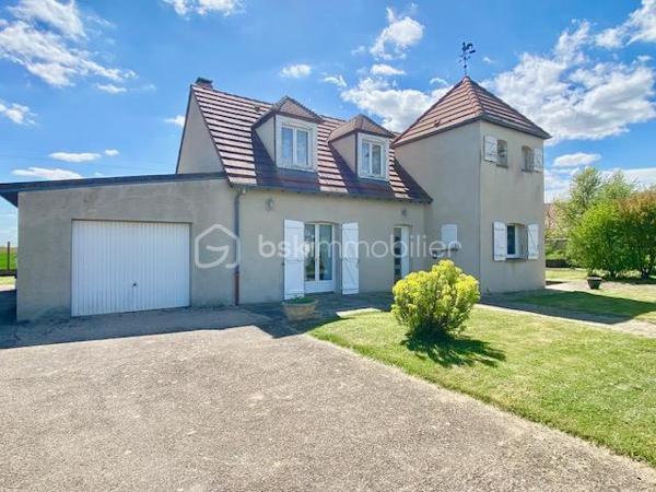 Située sur la commune de Saint-Escobille, à 10' d'Etampes, de Dourdan et d'Angerville.
Venez la découvrir avec ses 4 chambres et son grand terrain paysager de 1000 m², 
Construite en 1996, elle vous séduira par ses matériaux de qualité, son design moderne, et son exposition Sud, inondant les pièces de lumière naturelle. Un vrai coup de cœur !

La commune fait partie de la communauté d'agglomération d'Etampes. Vous êtes à 40' de Paris par le train.
La maison fait partie d'un des plus joli lotissements de la commune en bout de rue et avec la vue sur les champs !
Le jardin est bien dimensionné tout autour de la maison, sans vis à vis.

L'entrée de la maison s'ouvre sur la pièce de vie avec le salon, la salle à manger et la grande véranda de 26 m². L'espace d'environ 65 m² est l'espace à vivre par excellence, traversant et ouvrant sur la totalité du jardin.
La cuisine indépendante joliment équipée et aménagée, fonctionnelle et esthétique, est complétée par une buanderie.
On trouve également au rdc une suite parentale avec sauna, un WC et un accès pour le garage.

À l'étage, l’espace nuit se compose de 3 chambres, dont une superbe chambre traversante de 30 m², et 2 autres chambres de 13 m².
Chaque pièce est décorée avec soin. Une salle de bain de 9 m², équipée d'une grande baignoire et d'un WC, complète cet étage.

Tous les matériaux utilisés pour cette maison sont de grande qualité, assurant une isolation et un confort optimal. La décoration des sols, murs et mobiliers est en parfaite harmonie, rehaussant le charme de chaque pièce.

Les ++ : une propriété entièrement clôturée, un grand jardin plat d'environ 1000 m² engazonné entourant la maison, plusieurs terrasses, une maison indépendante en parpaing isolé, une toiture en tuiles en excellent état, une magnifique véranda de 26 m², des volets roulants électriques, du double vitrage de qualité, une PAC pour le chauffage et le rafraîchissement estival, une cheminée monumentale, et une luminosité remarquable toute la journée. La cuisine avec buanderie de 26 m², le salon-salle à manger traversant, 4 chambres dont une de 30 m², un DPE de classe B avec une isolation remarquable. Et pout compléter, un garage de 30 m², 2 chalets de jardin, une cuve de récupération de l'eau de pluie et un portail électrique. L'accès est simple à toutes les commodités : écoles, commerces, transports, et espaces verts accessibles à pied.

Ne tardez pas à visiter ce petit bijou ! Bien exceptionnel sur le marché !