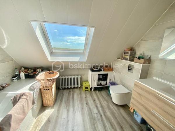 Située sur la commune de Saint-Escobille, à 10' d'Etampes, de Dourdan et d'Angerville.
Venez la découvrir avec ses 4 chambres et son grand terrain paysager de 1000 m², 
Construite en 1996, elle vous séduira par ses matériaux de qualité, son design moderne, et son exposition Sud, inondant les pièces de lumière naturelle. Un vrai coup de cœur !

La commune fait partie de la communauté d'agglomération d'Etampes. Vous êtes à 40' de Paris par le train.
La maison fait partie d'un des plus joli lotissements de la commune en bout de rue et avec la vue sur les champs !
Le jardin est bien dimensionné tout autour de la maison, sans vis à vis.

L'entrée de la maison s'ouvre sur la pièce de vie avec le salon, la salle à manger et la grande véranda de 26 m². L'espace d'environ 65 m² est l'espace à vivre par excellence, traversant et ouvrant sur la totalité du jardin.
La cuisine indépendante joliment équipée et aménagée, fonctionnelle et esthétique, est complétée par une buanderie.
On trouve également au rdc une suite parentale avec sauna, un WC et un accès pour le garage.

À l'étage, l’espace nuit se compose de 3 chambres, dont une superbe chambre traversante de 30 m², et 2 autres chambres de 13 m².
Chaque pièce est décorée avec soin. Une salle de bain de 9 m², équipée d'une grande baignoire et d'un WC, complète cet étage.

Tous les matériaux utilisés pour cette maison sont de grande qualité, assurant une isolation et un confort optimal. La décoration des sols, murs et mobiliers est en parfaite harmonie, rehaussant le charme de chaque pièce.

Les ++ : une propriété entièrement clôturée, un grand jardin plat d'environ 1000 m² engazonné entourant la maison, plusieurs terrasses, une maison indépendante en parpaing isolé, une toiture en tuiles en excellent état, une magnifique véranda de 26 m², des volets roulants électriques, du double vitrage de qualité, une PAC pour le chauffage et le rafraîchissement estival, une cheminée monumentale, et une luminosité remarquable toute la journée. La cuisine avec buanderie de 26 m², le salon-salle à manger traversant, 4 chambres dont une de 30 m², un DPE de classe B avec une isolation remarquable. Et pout compléter, un garage de 30 m², 2 chalets de jardin, une cuve de récupération de l'eau de pluie et un portail électrique. L'accès est simple à toutes les commodités : écoles, commerces, transports, et espaces verts accessibles à pied.

Ne tardez pas à visiter ce petit bijou ! Bien exceptionnel sur le marché !